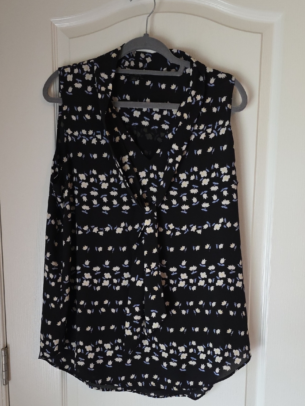 Ann Taylor Sleeveless Tie Neck Black Floral V-Neck Bloysr